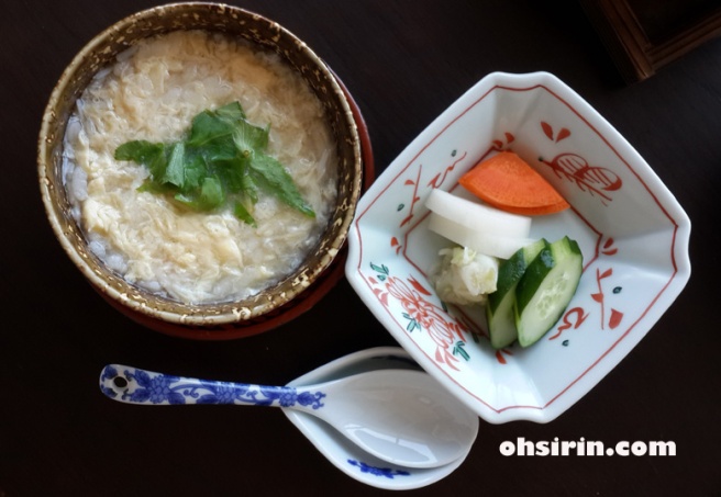 Rice porridge with crabmeat and pickles